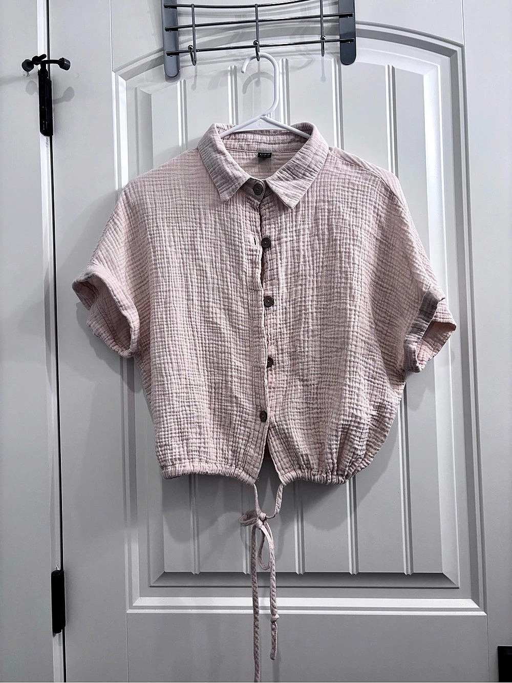 SHEIN Textured Cropped Button Down Shirt in Beige Size Medium